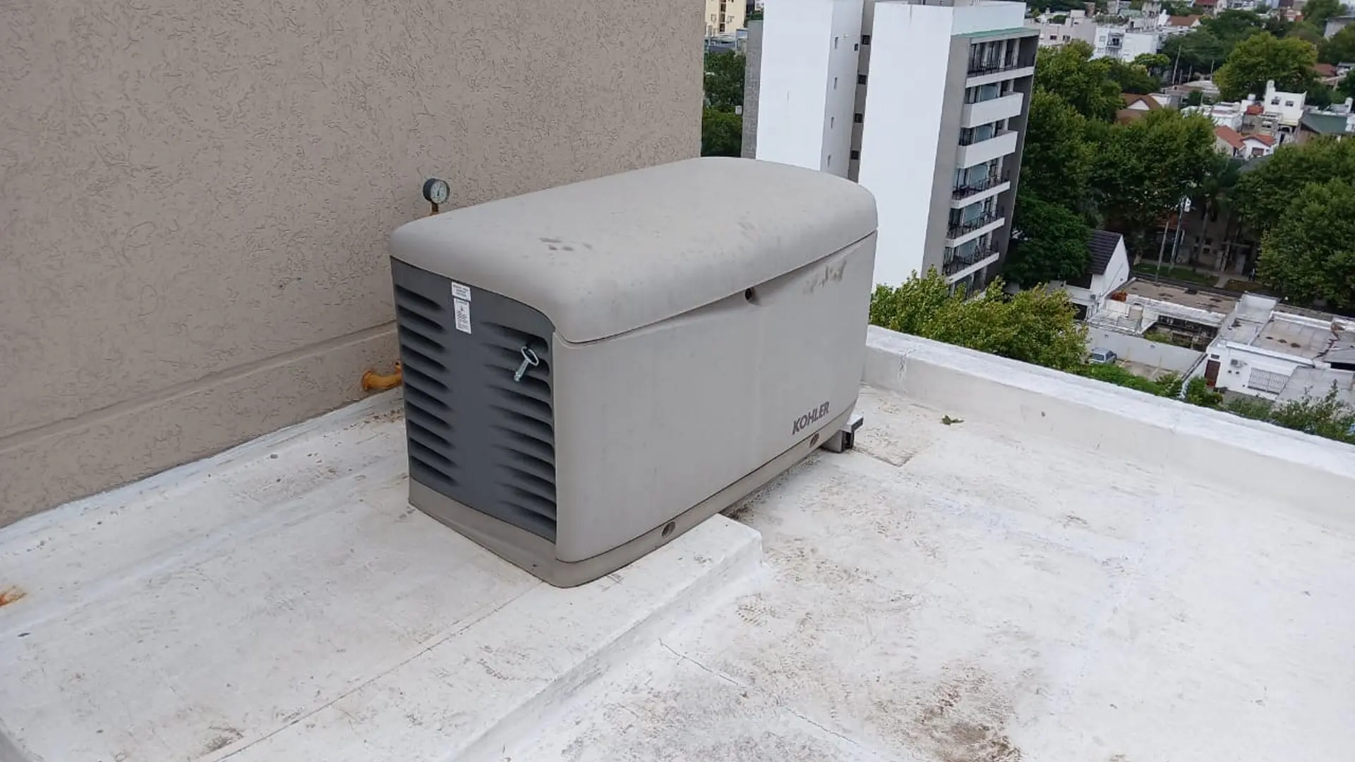 Grupo electrógeno de 17 kVA instalado en terraza de edificio residencial