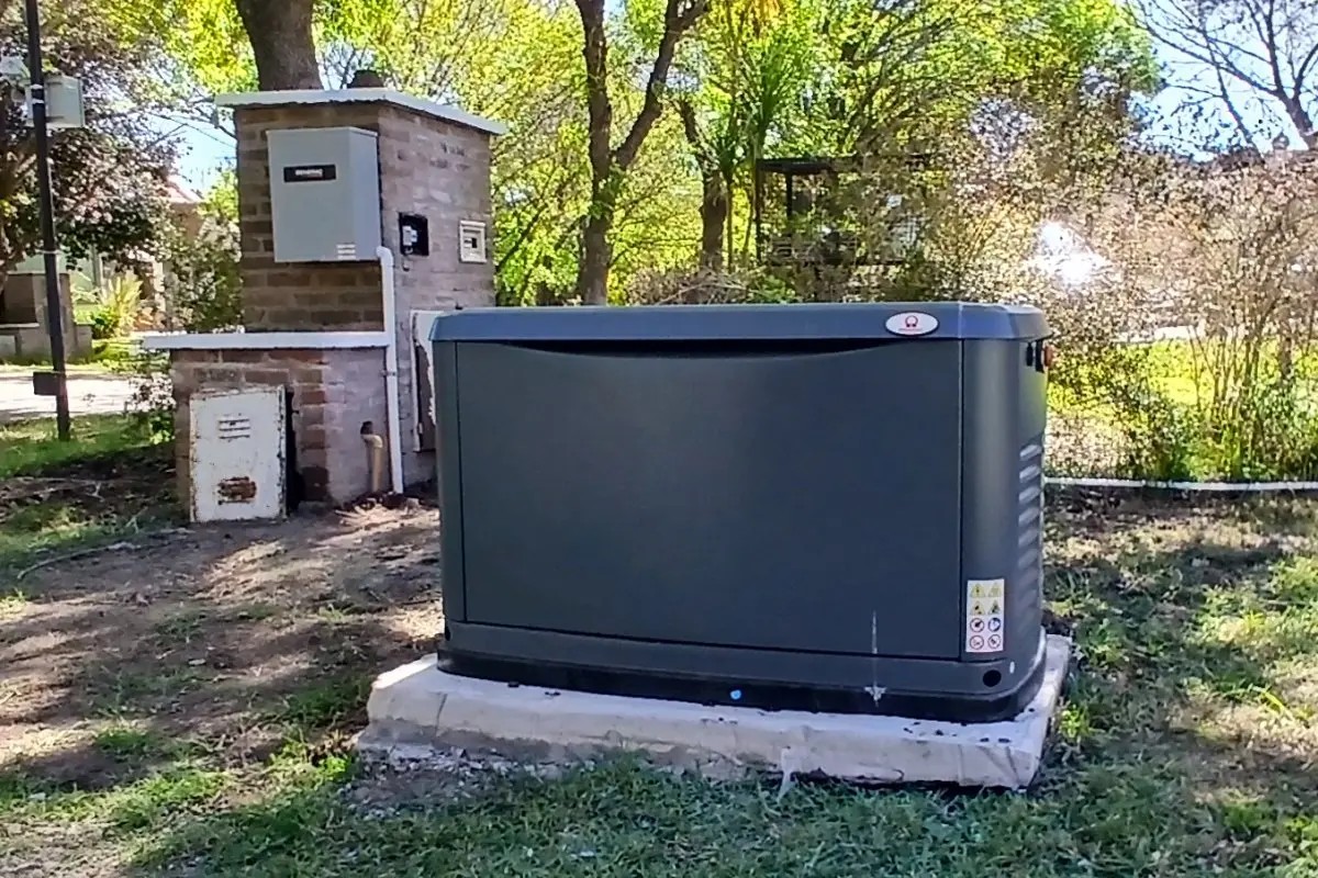 Instalación real de grupo electrógeno automático Generac 10 kVA a gas en vivienda