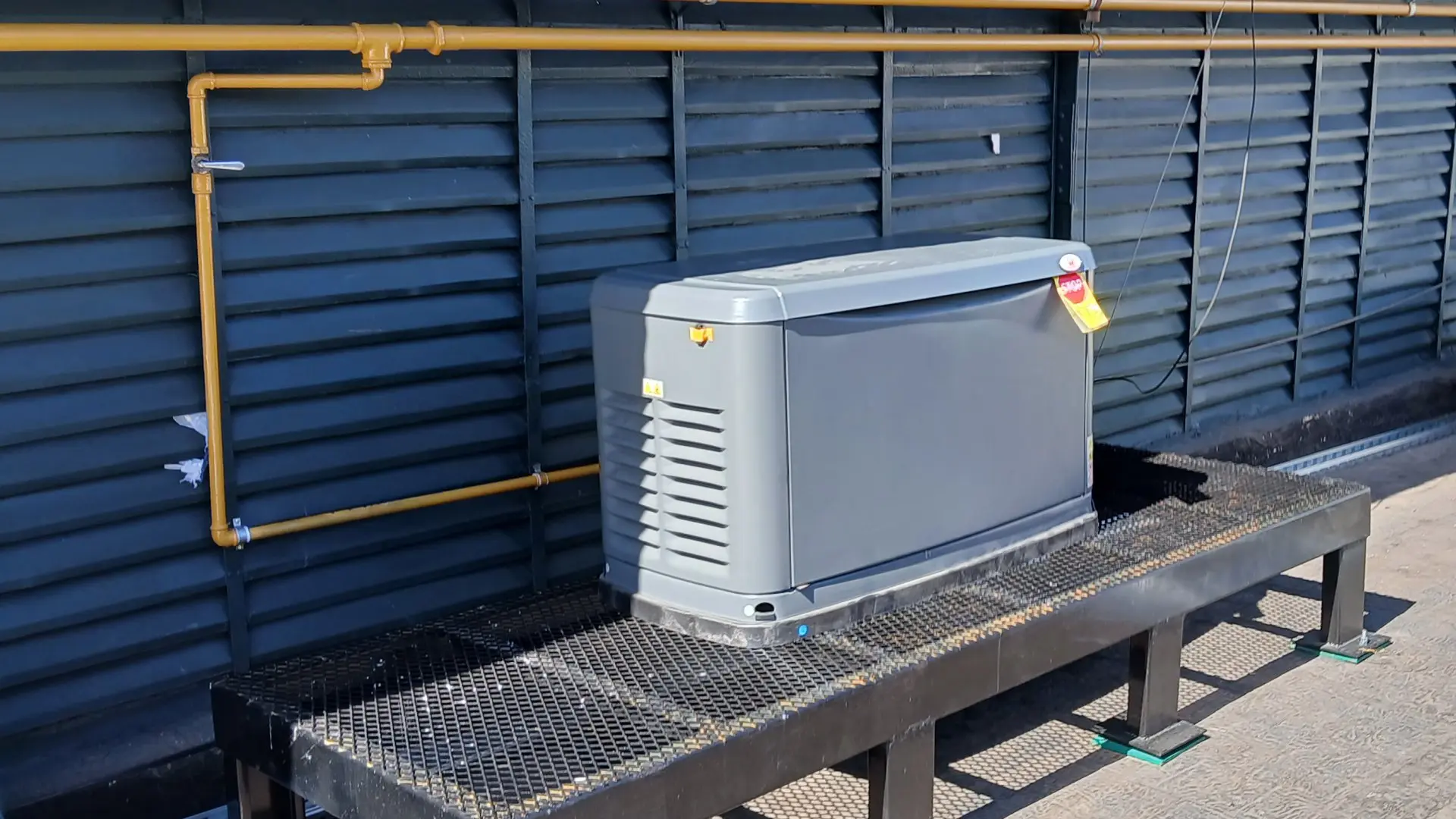 Grupo electrógeno instalado en restaurante (generador eléctrico comercial)