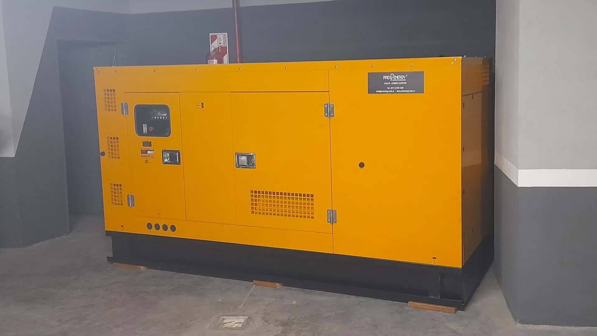 grupo electrógeno en sala técnica de hotel