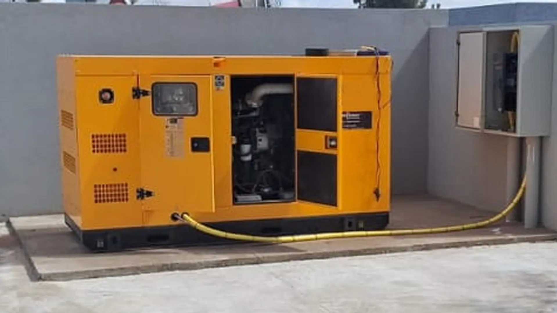 Instalación de generador eléctrico para clínica con tablero de conexión