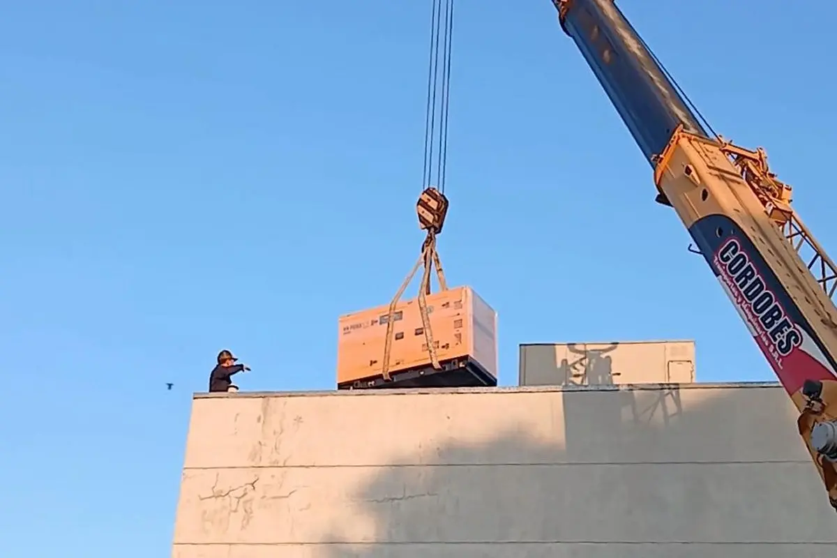Izaje de grupo electrógeno Cummins diésel con grúa en Zárate para instalación industrial