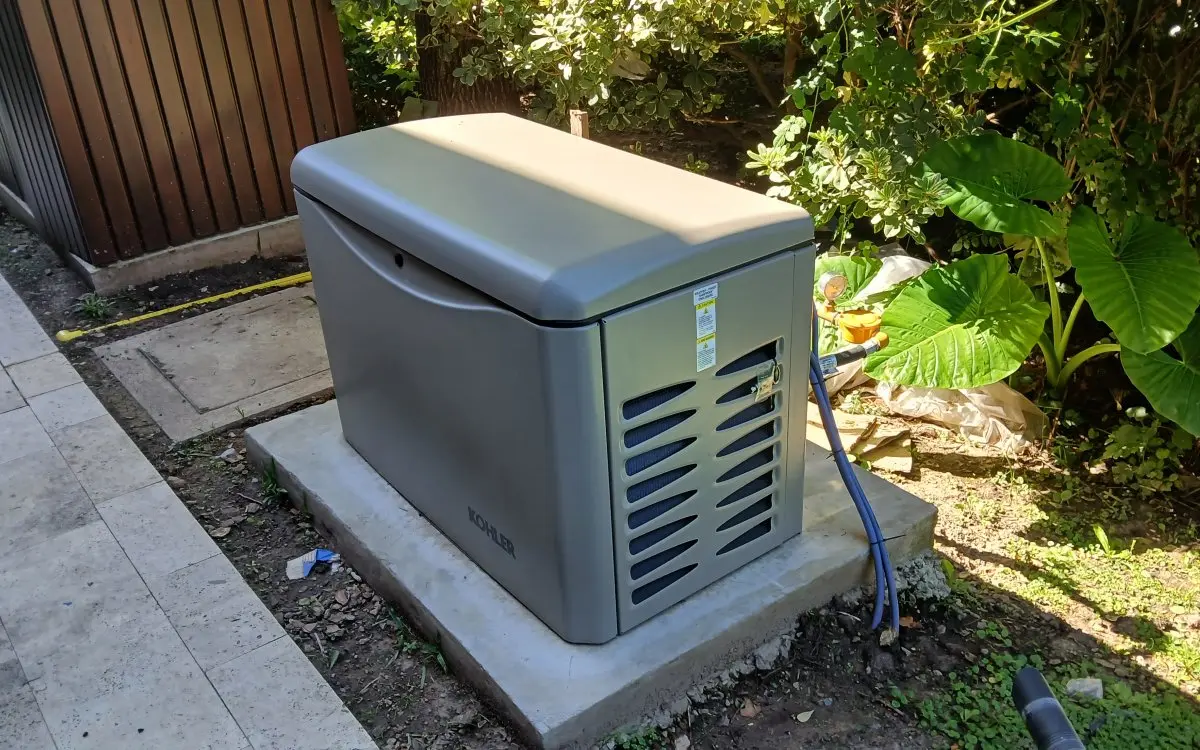 Generador eléctrico Kohler 20 kVA trifásico a gas instalado en vivienda residencial por ProEnergy