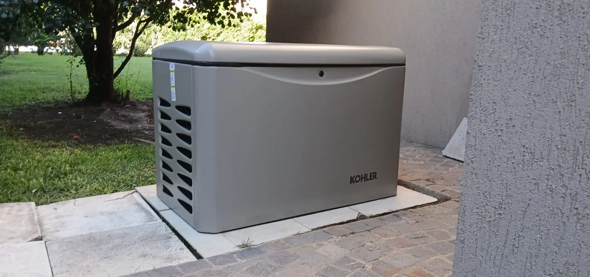 Grupo electrógeno Kohler 20 kVA a gas trifásico instalado para respaldo automático
