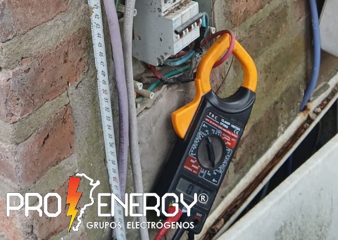 Evaluación de consumo en el hogar: medición con pinza amperométrica en tablero eléctrico