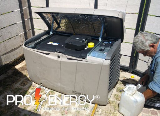 Instalación profesional: técnico trabajando con el grupo electrógeno abierto