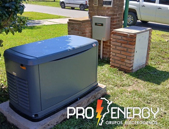 Selección del equipo ideal: generador residencial instalado en patio con tableros