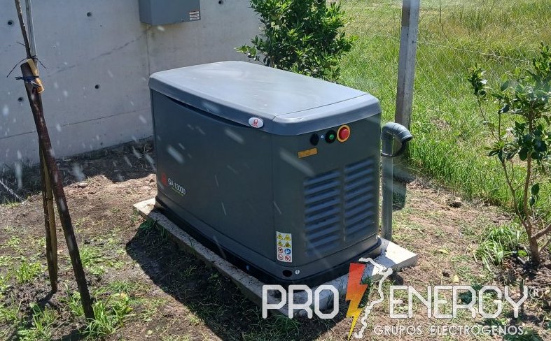 Generador eléctrico Generac 13 kVA a gas natural/GLP – monofásico 220 V 50 Hz con cabina acústica y arranque automático, instalado por ProEnergy
