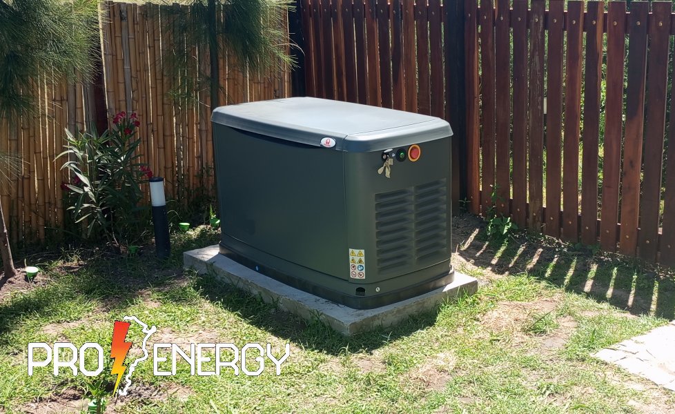 Generador eléctrico Generac 8 kVA a gas natural/GLP – monofásico 220 V 50 Hz con arranque automático y cabina acústica, instalado por ProEnergy