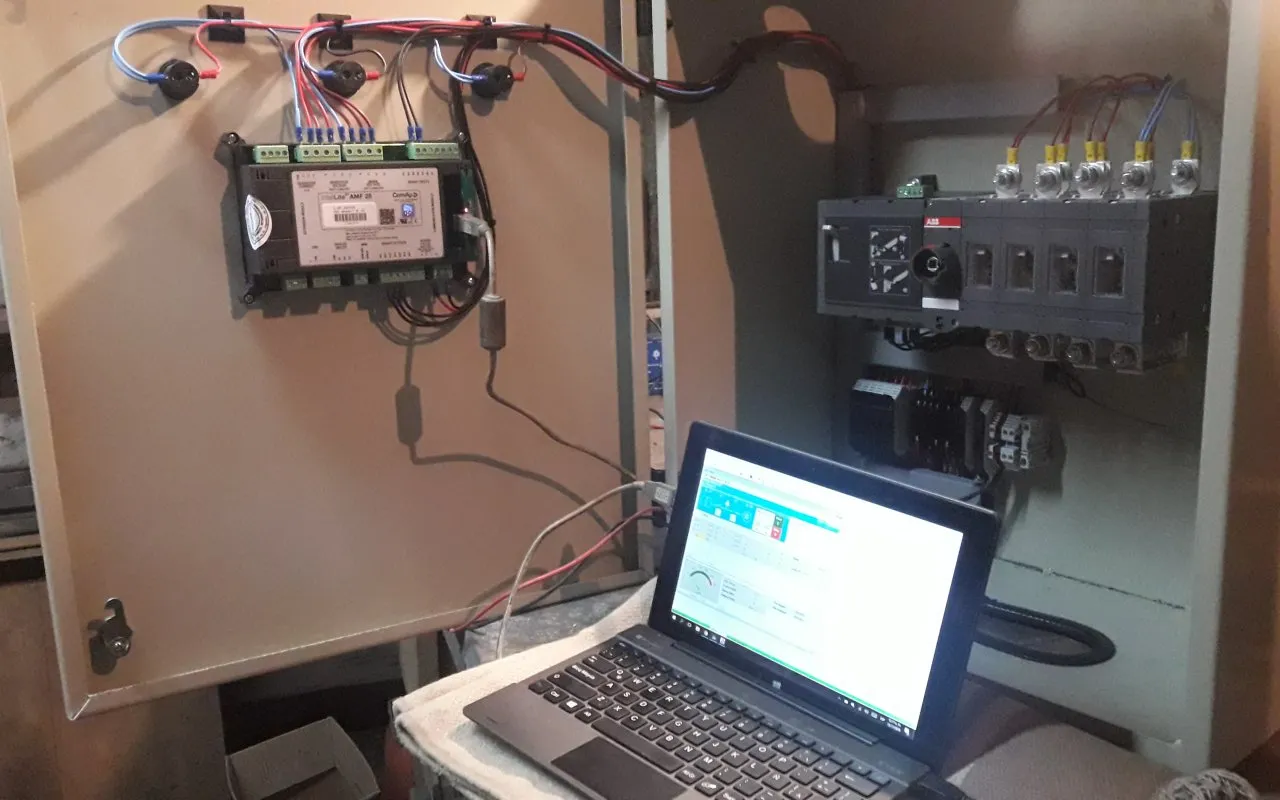Programación y prueba de tablero de transferencia automática (ATS) — instalación eléctrica ProEnergy.