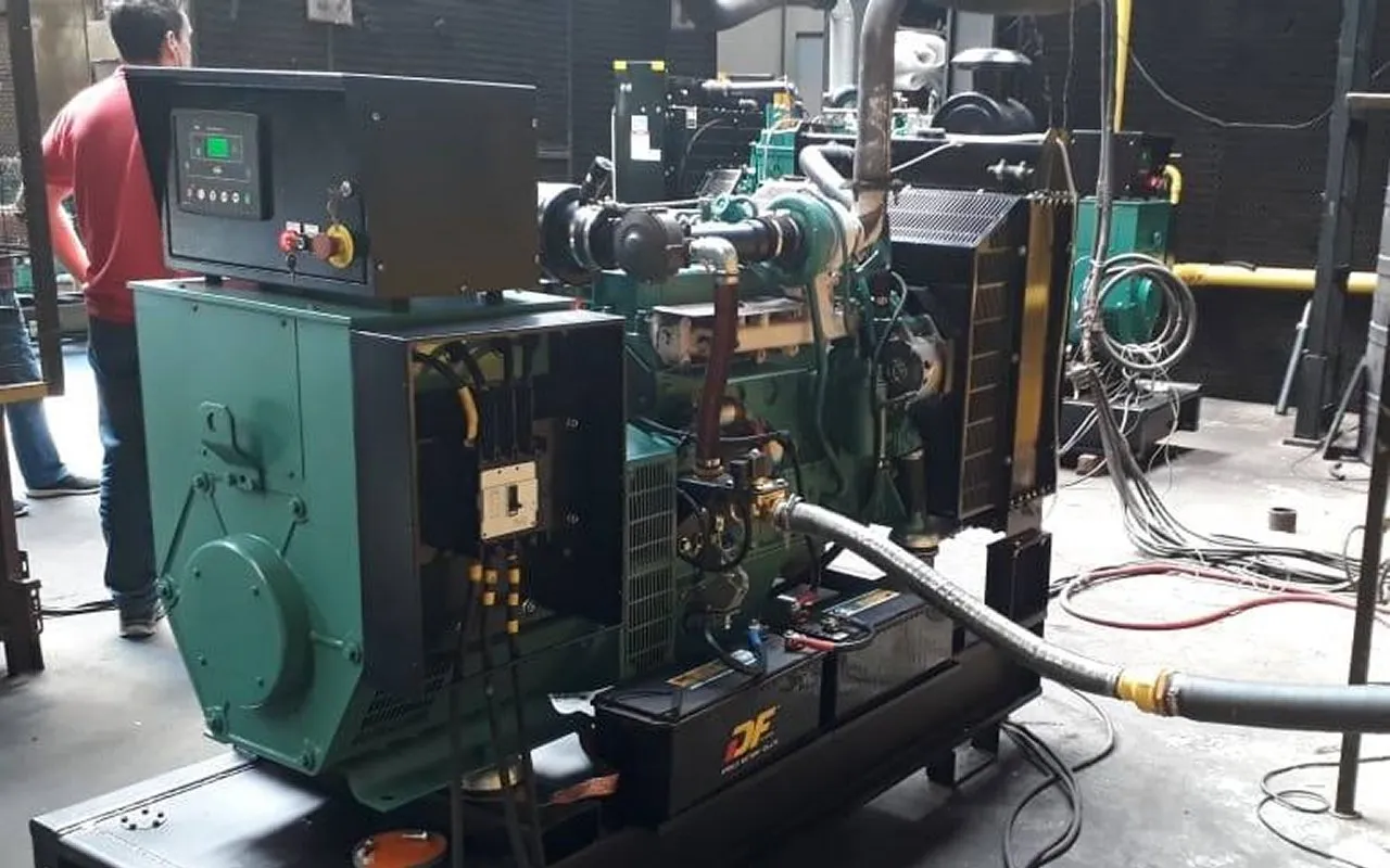 Grupo electrógeno a gas de 60 kVA en banco de pruebas — servicio técnico ProEnergy.